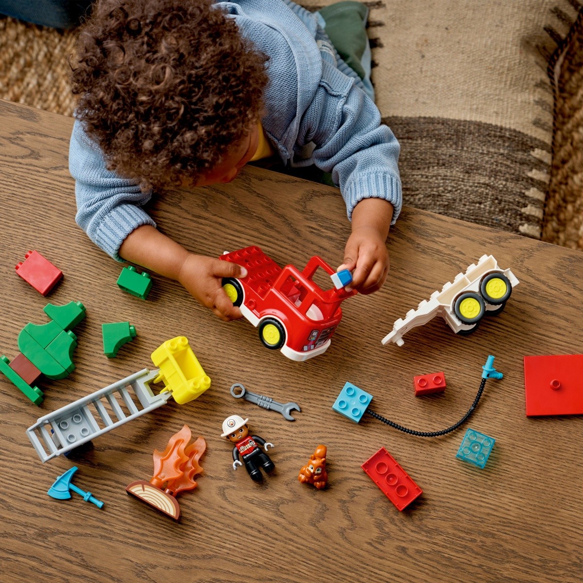 LEGO DUPLO 10473 Gasilski avto z cevjo in gasilcem 2