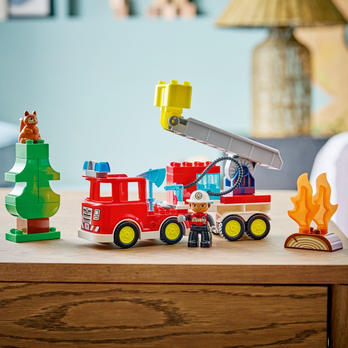 LEGO DUPLO 10473 Gasilski avto z cevjo in gasilcem 4