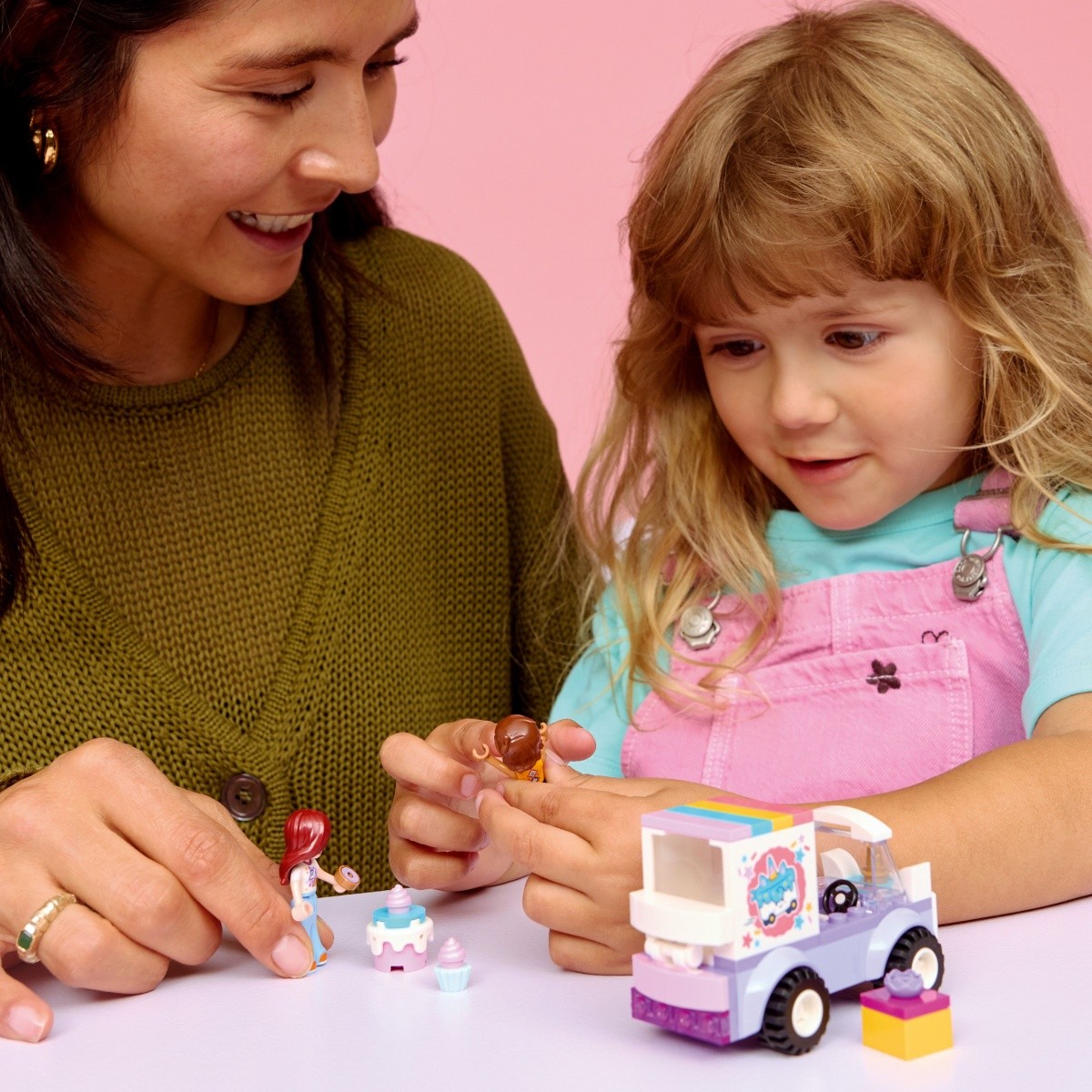 LEGO Friends 42675 Enorožkova dostava torte 4