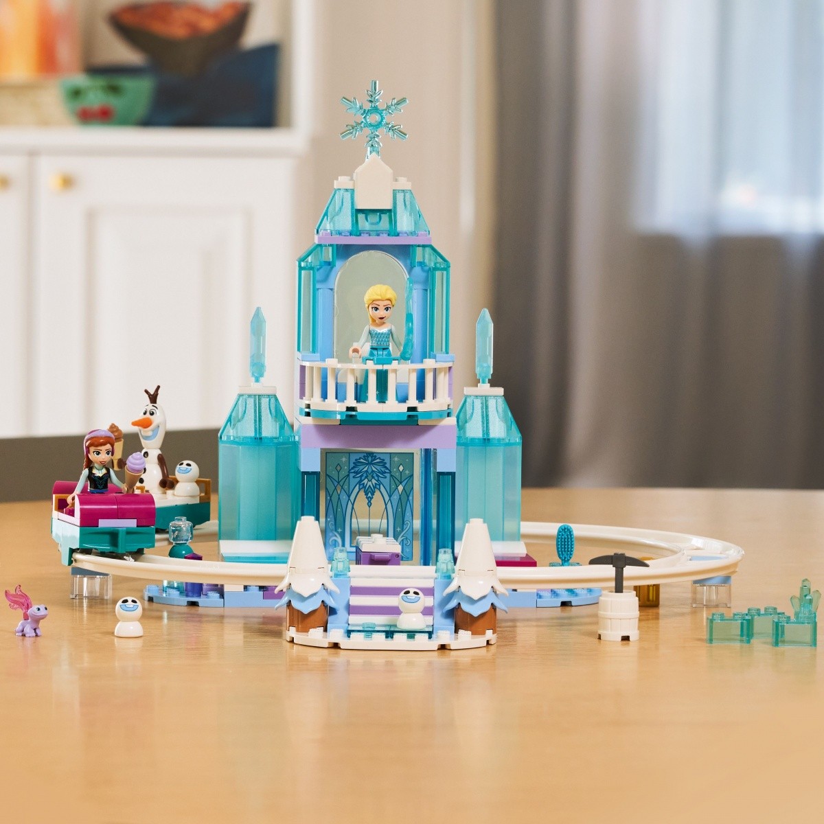 LEGO Disney 43281 Elzin ledeni grad in snežna vožnja 4