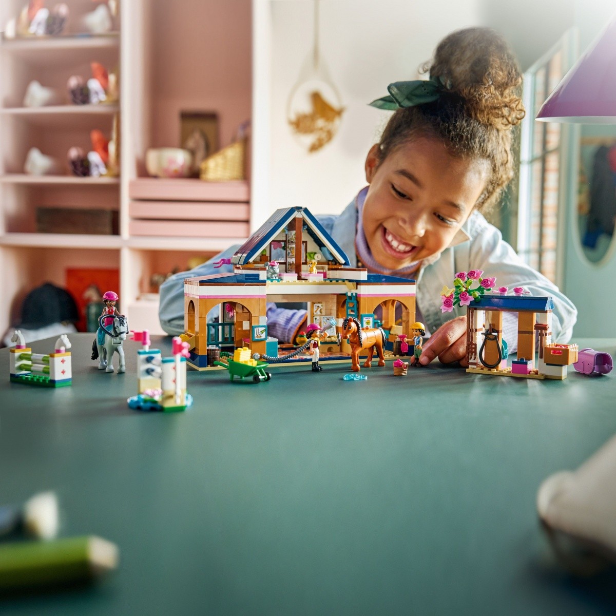 LEGO Friends 42688 Hlevi in jahalna šola 4
