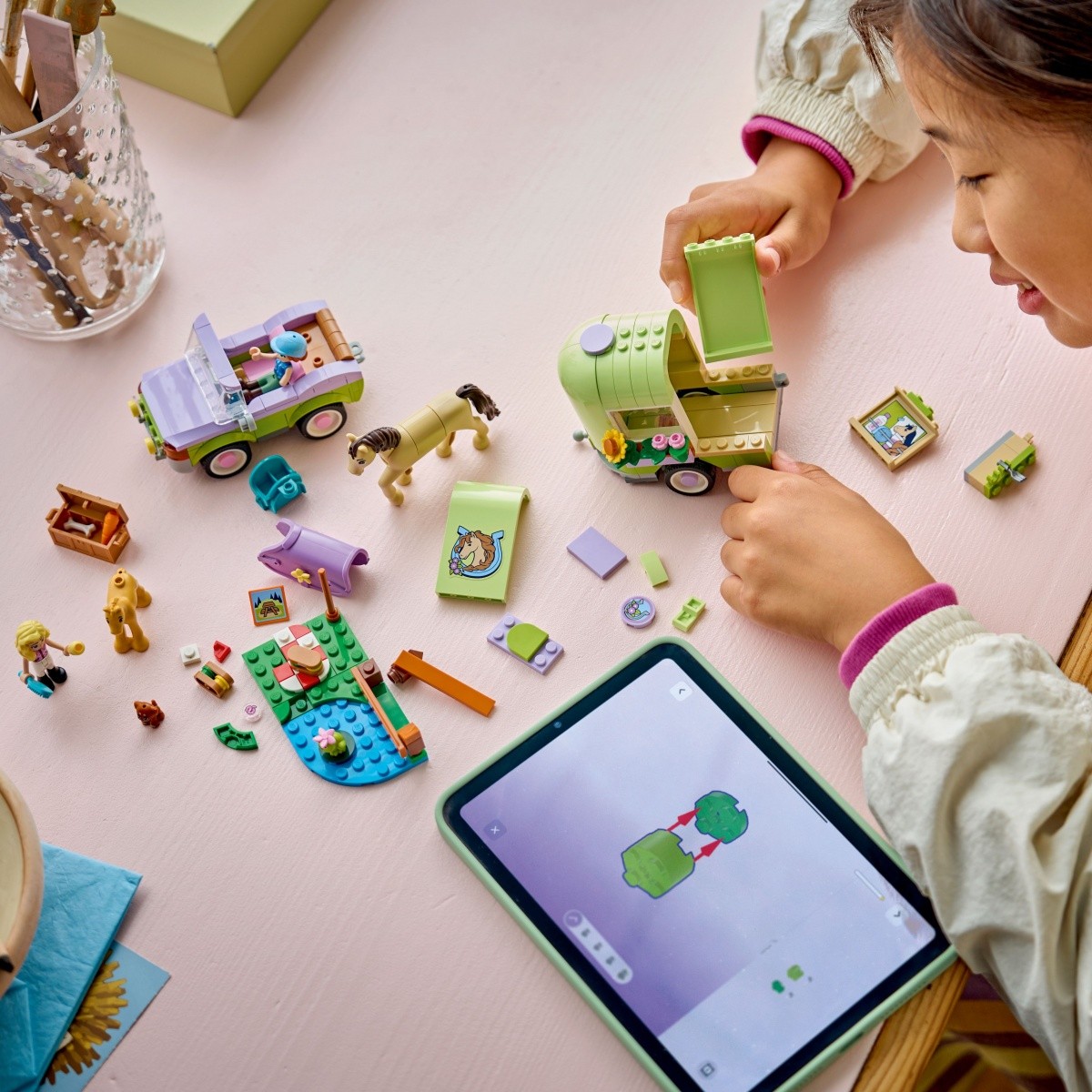 LEGO Friends 42695 Prikolica za konje in žrebiček 2