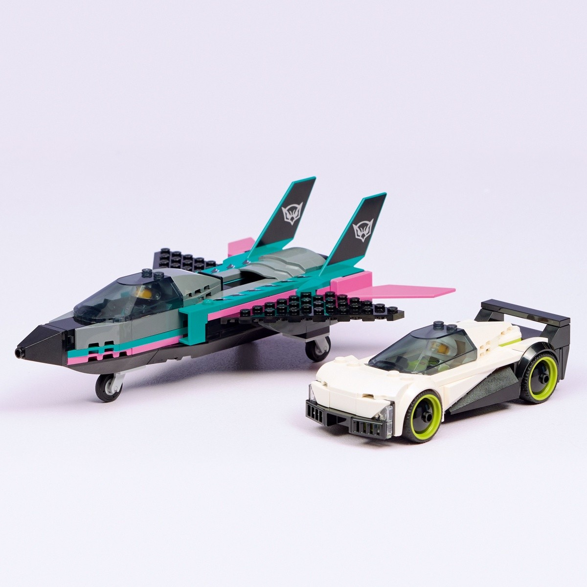 LEGO City 60489 Lovilec proti avtu 4