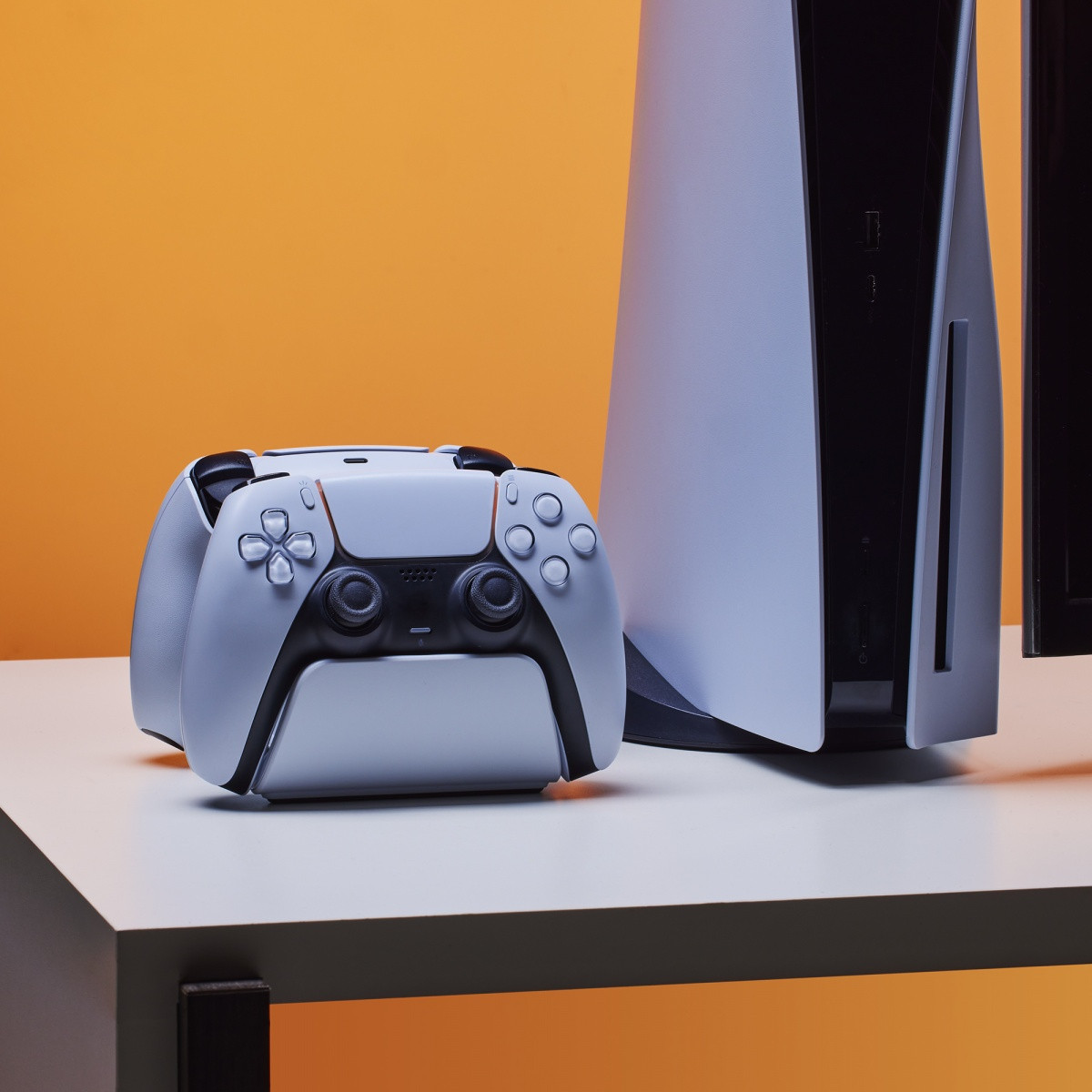 Polnilna postaja za kontrolerje PS5 ChargePlay Duo 5