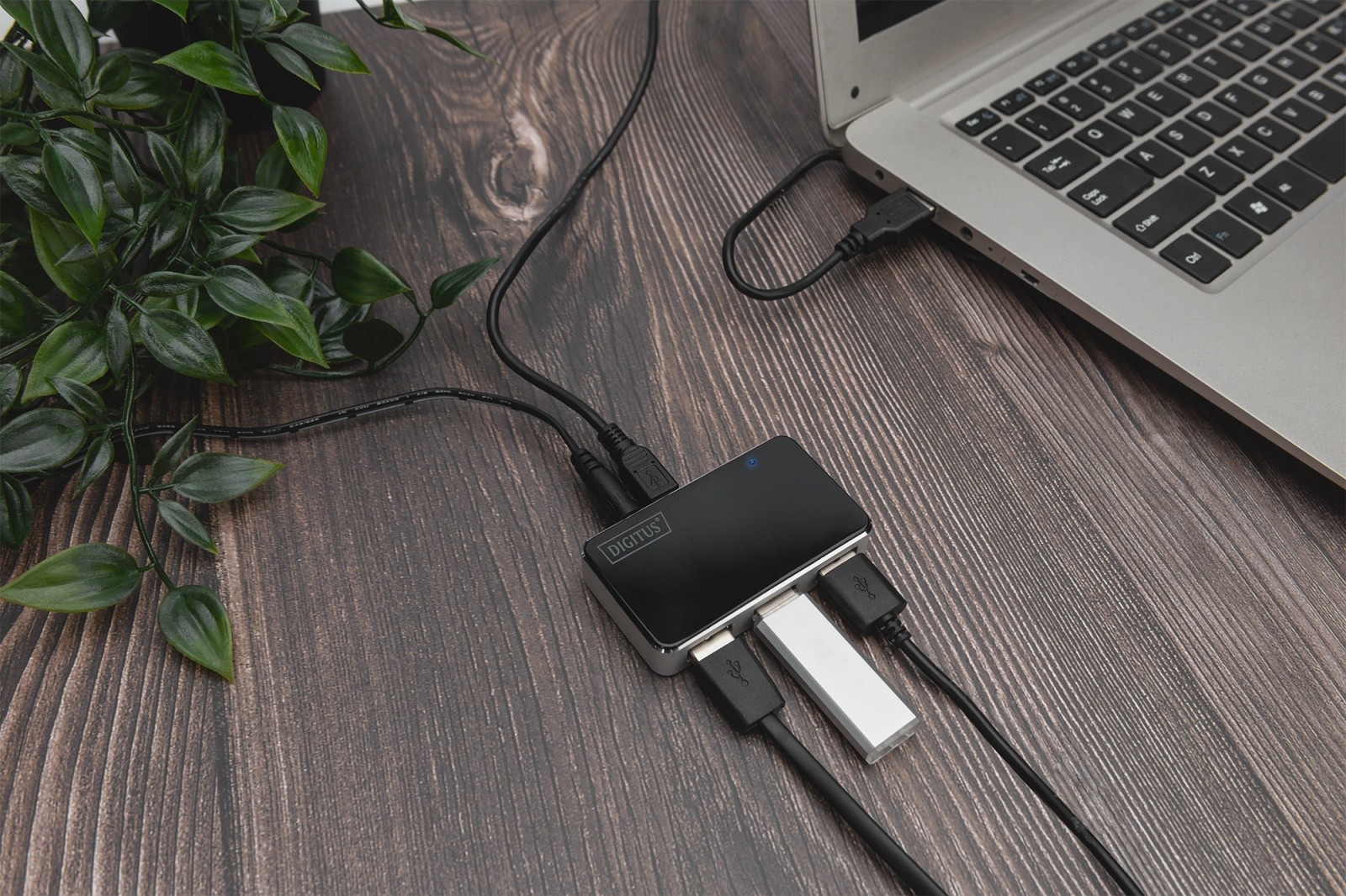 4-portni USB 2.0 HUB, aktiven, črno-srebrn 2