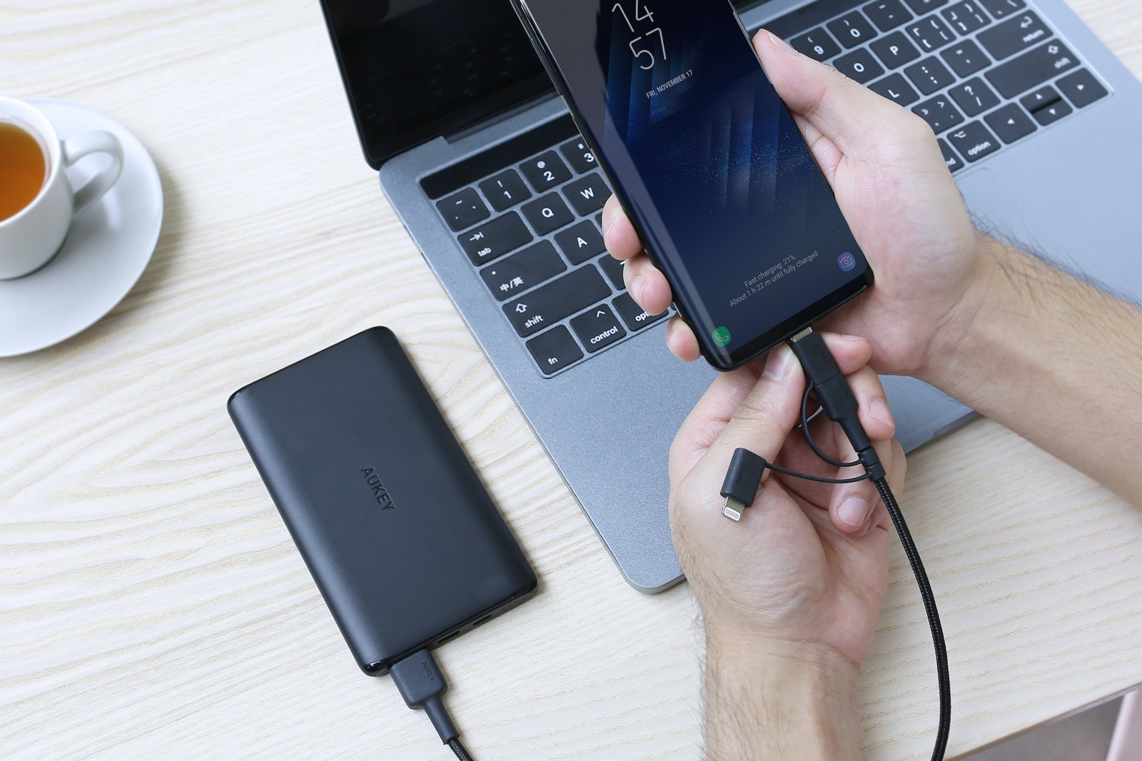 Večnamenski USB kabel z Micro USB, USB-C in Lightning konektorji, 1.2m, črn 3