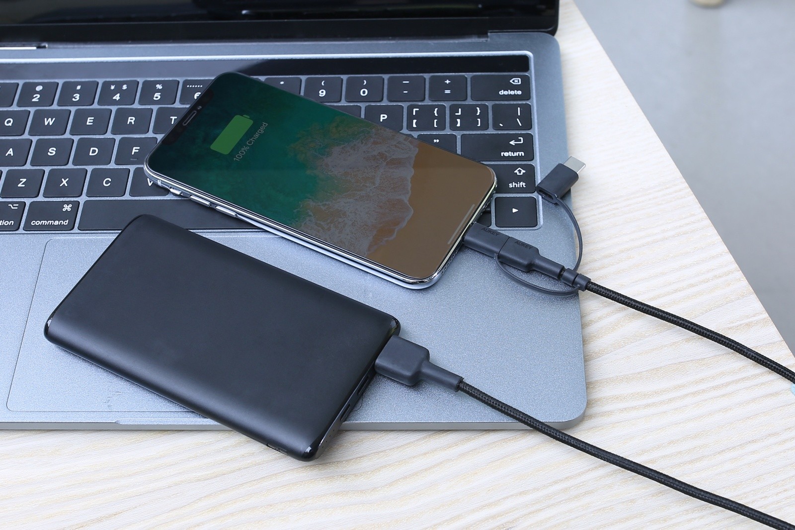 Večnamenski USB kabel z Micro USB, USB-C in Lightning konektorji, 1.2m, črn 4