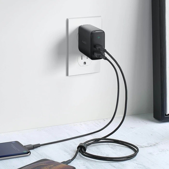 Zidni polnilnik 30W, 2x USB (A+C), Power Delivery 4