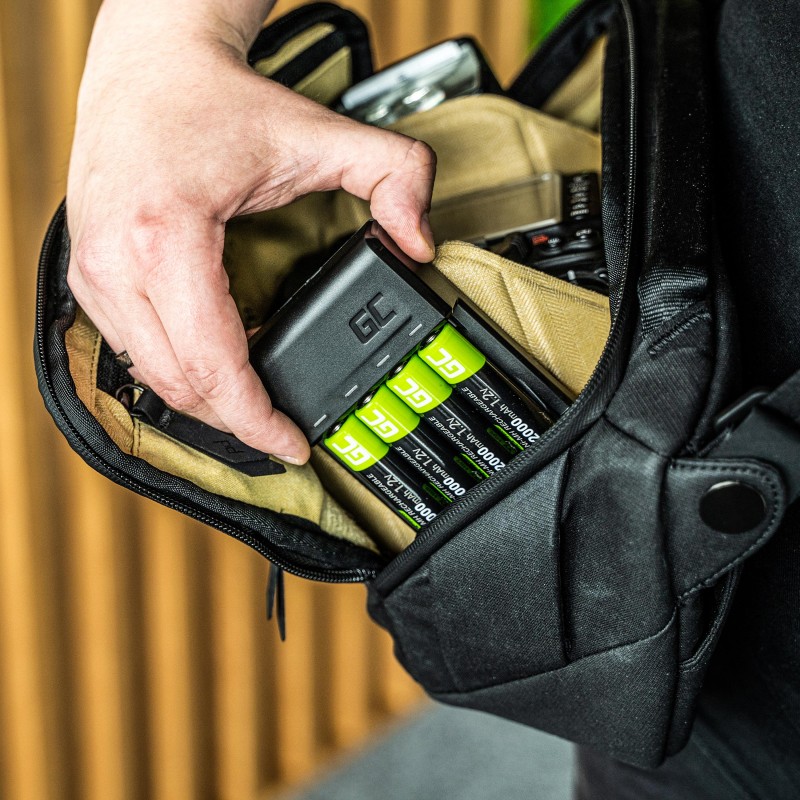 Polnilnik VitalCharger + 4x AA 2000mAh baterije 8