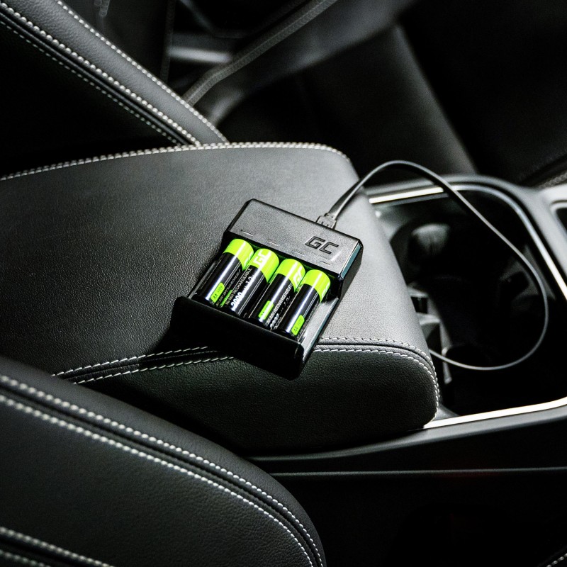 Polnilnik VitalCharger + 4x AAA 800mAh baterije 7