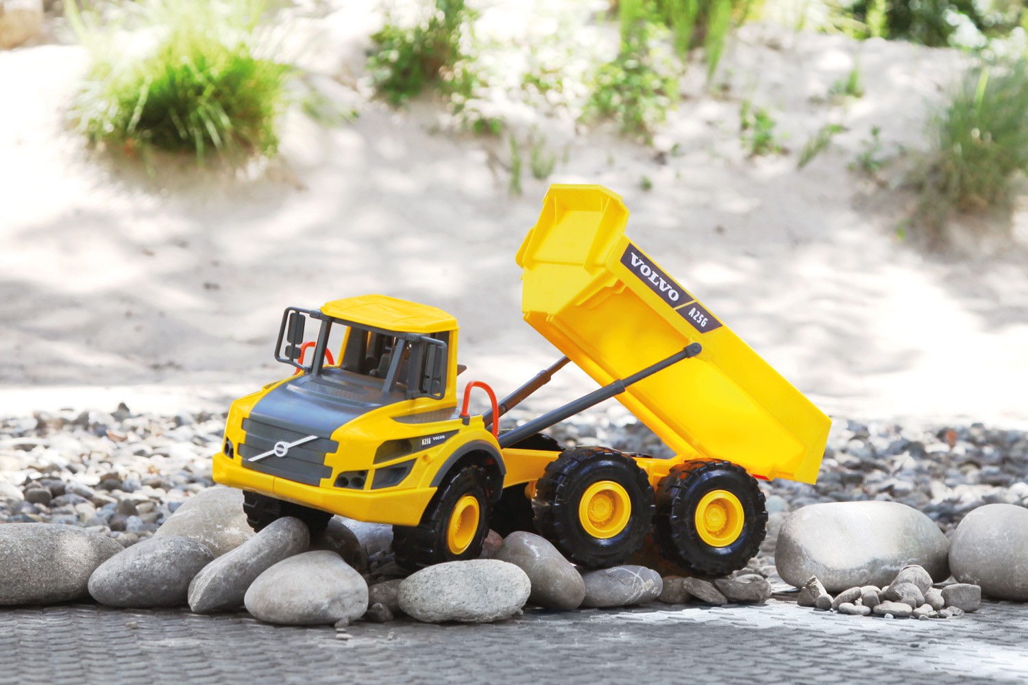 Zglobni damper Volvo A25G Worxx v škatli 3