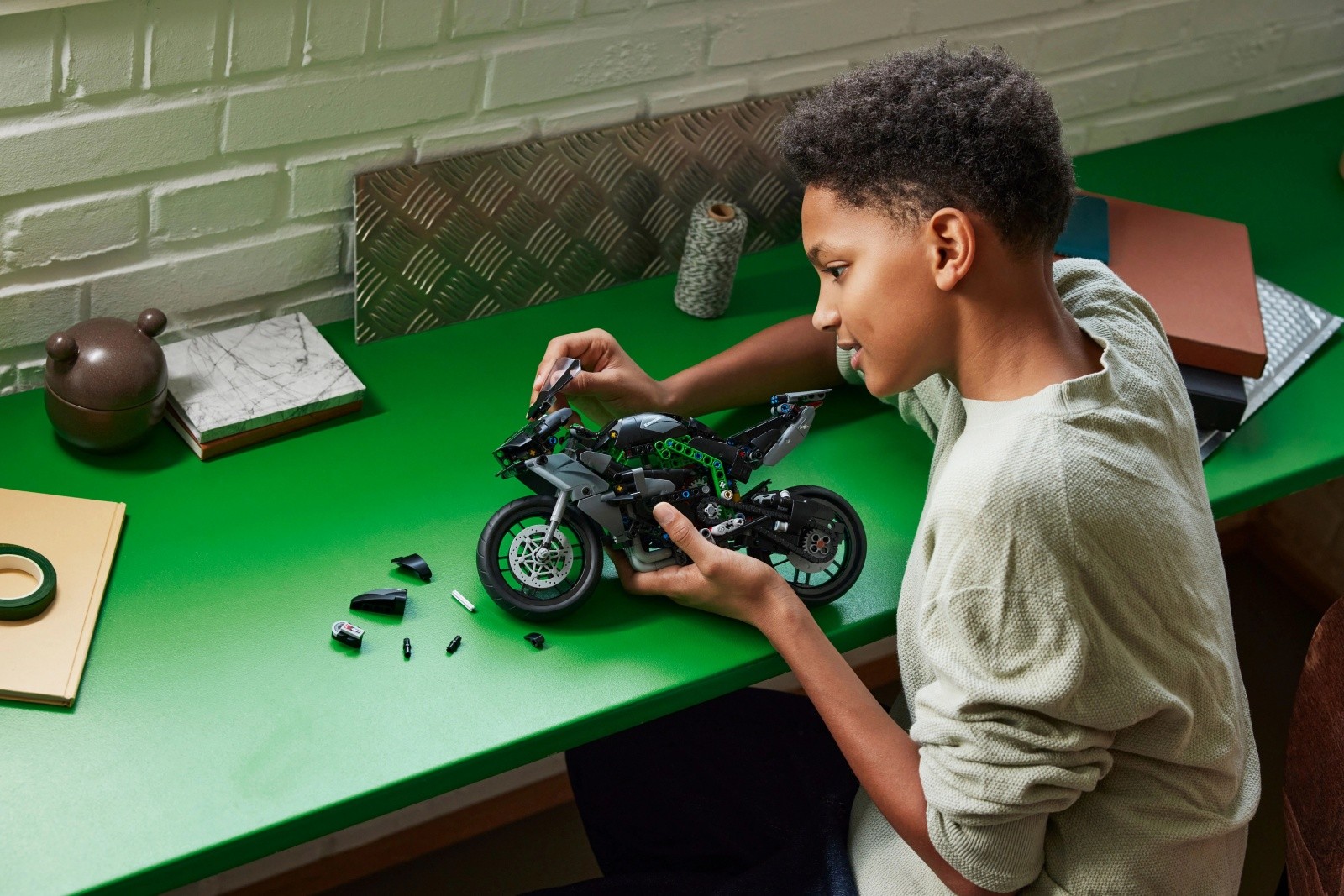 LEGO Technic 42170 Motor Kawasaki Ninja H2R 4