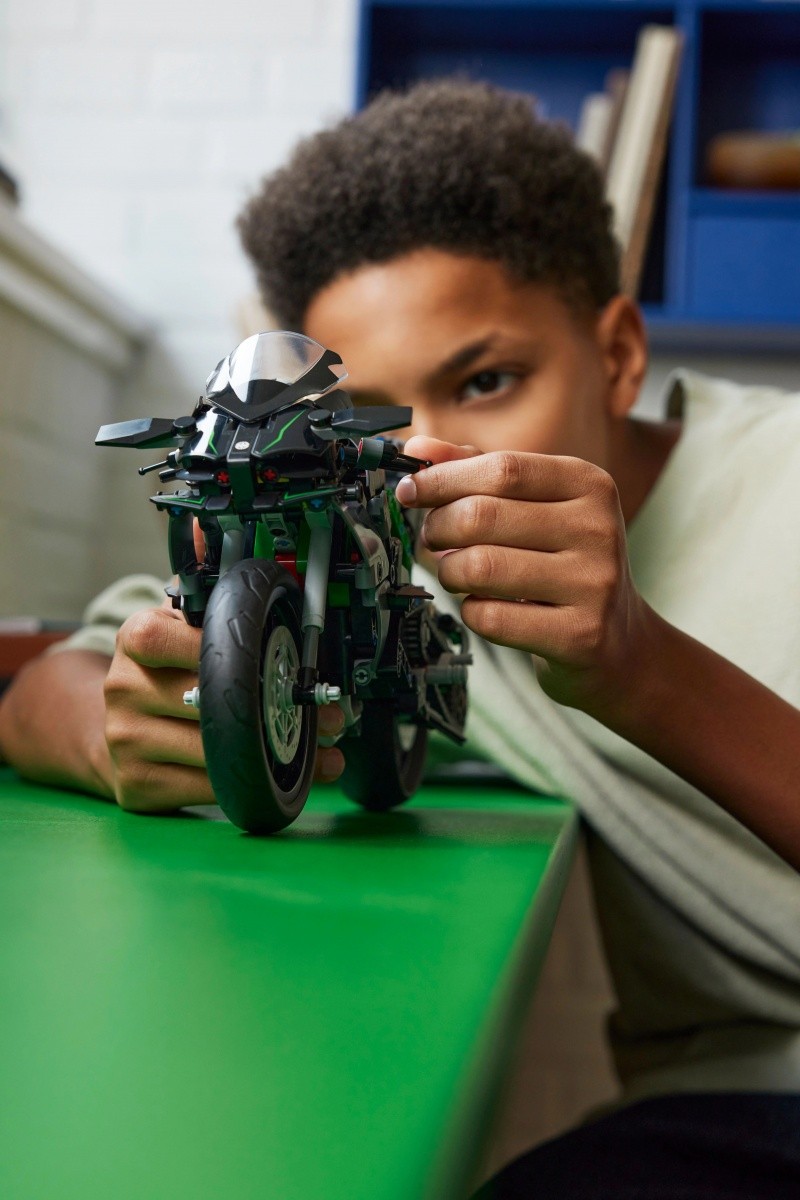 LEGO Technic 42170 Motor Kawasaki Ninja H2R 5