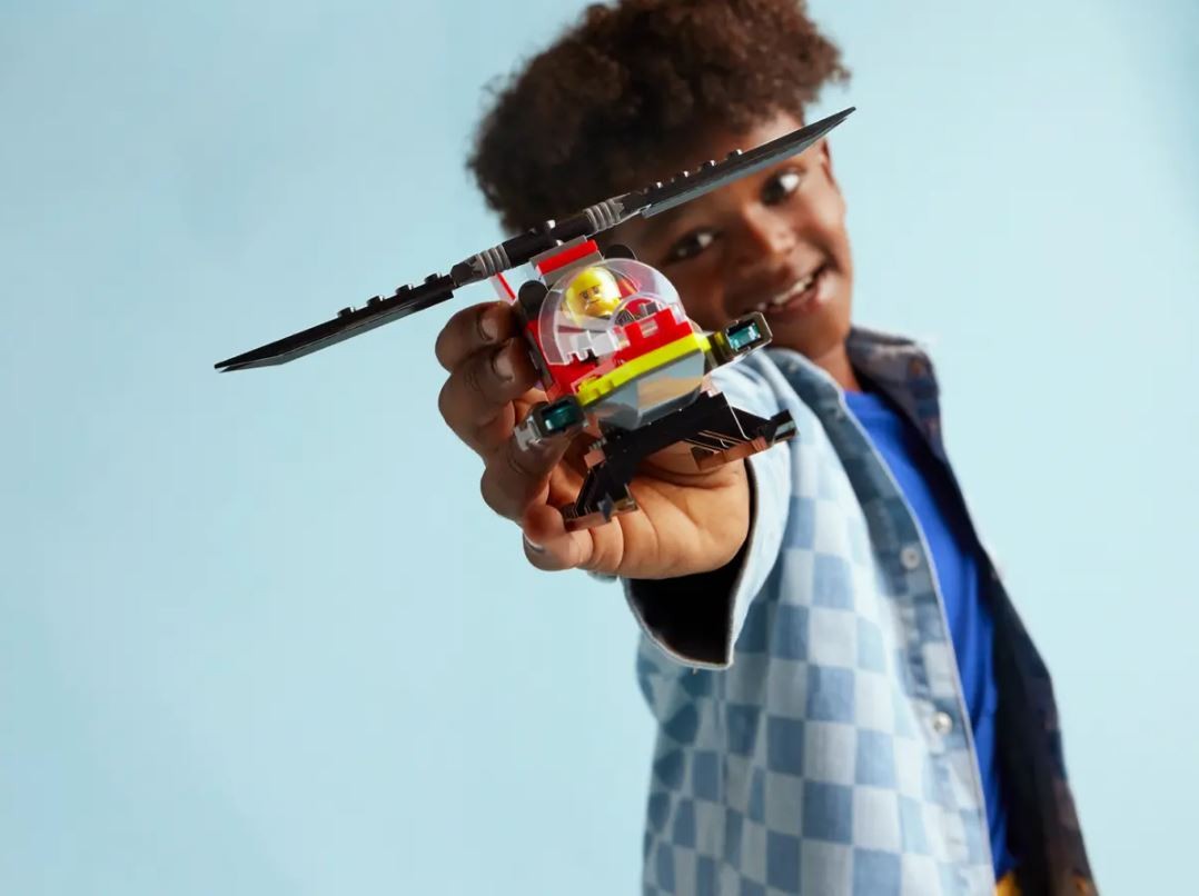 LEGO City kocke 60411 Reševalni helikopter 3