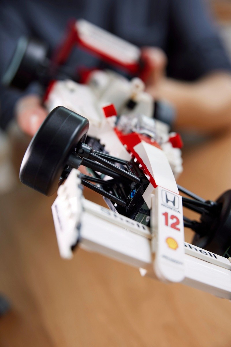 Kocke Icons 10330 McLaren MP4/4 in Ayrton Senna 6