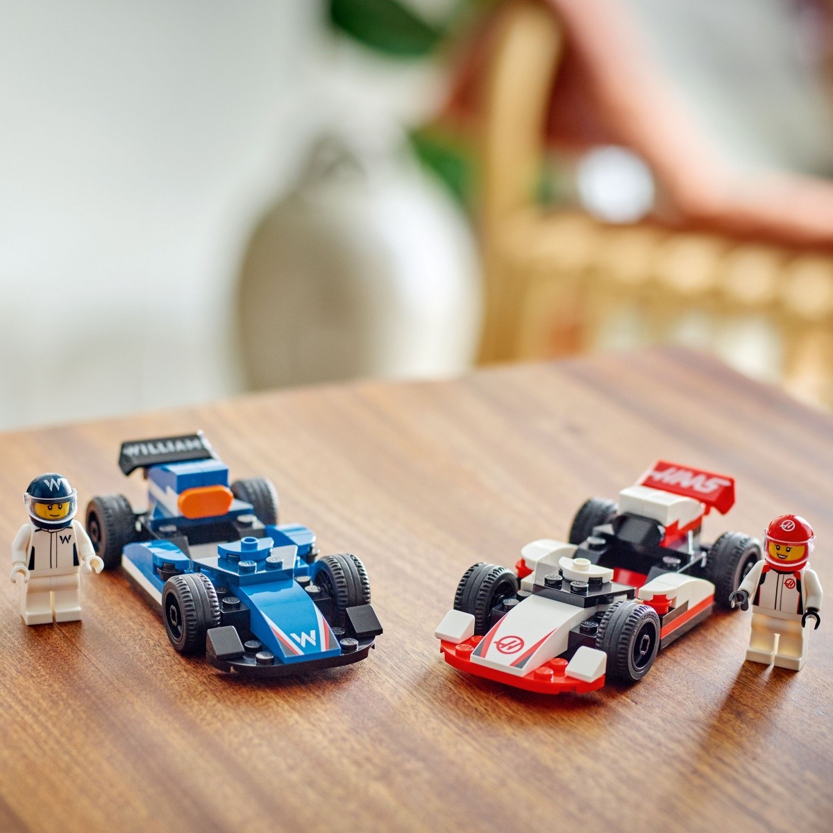 Gradbeni bloki City 60464, dirkalnika Williams Racing in Haas F1 6
