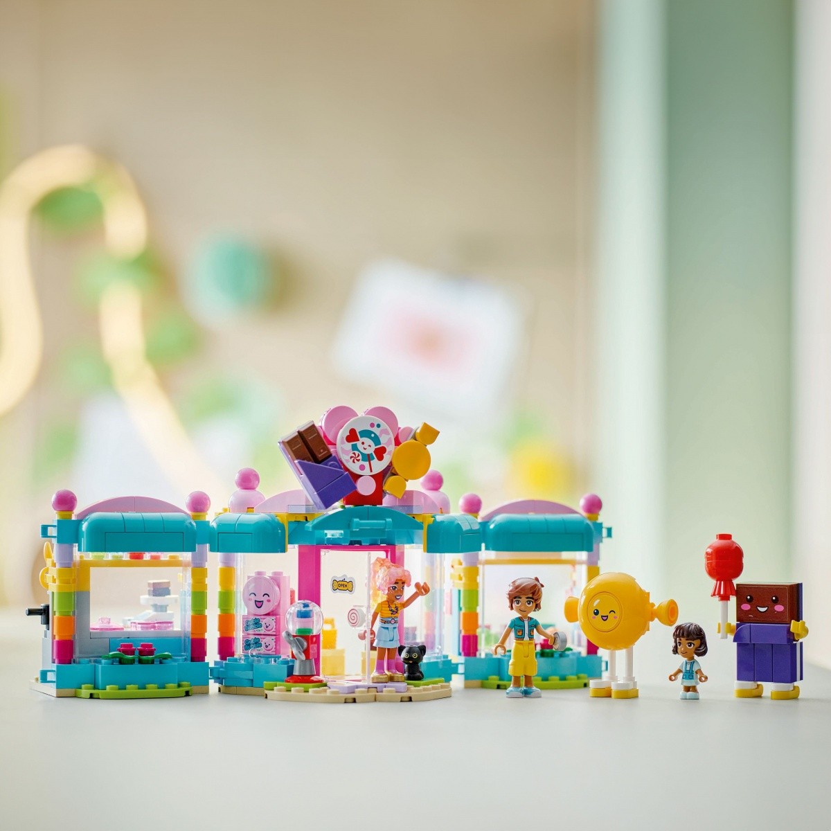 Gradbeni bloki Friends 42649, trgovina s sladkarijami v Heartlake 6