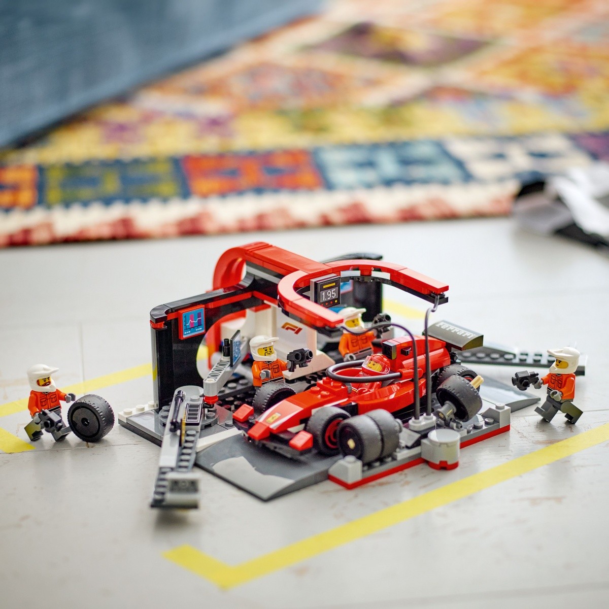 LEGO City 60443 F1 Pit stop z dirkalnikom Ferrari 5