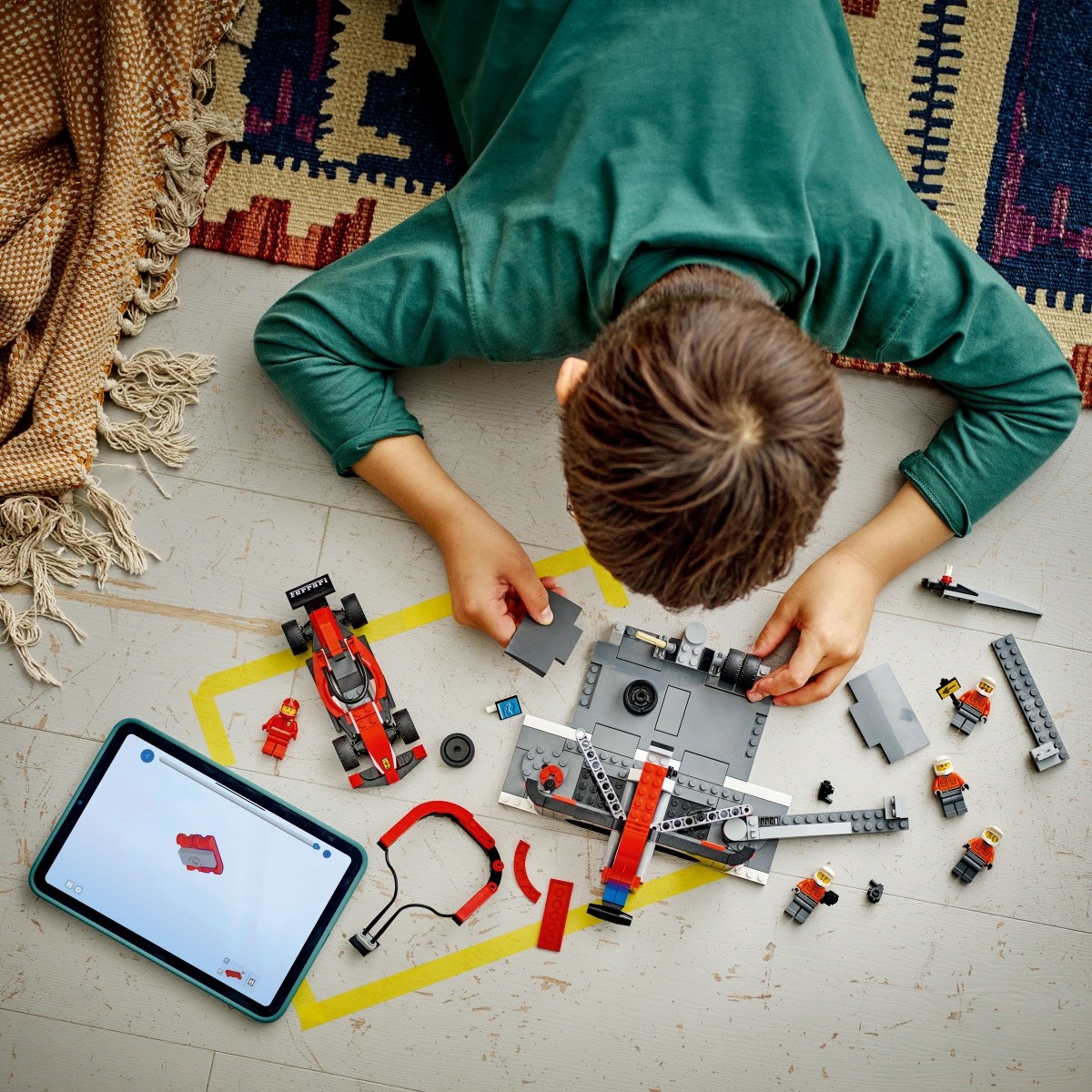 LEGO City 60443 F1 Pit stop z dirkalnikom Ferrari 7
