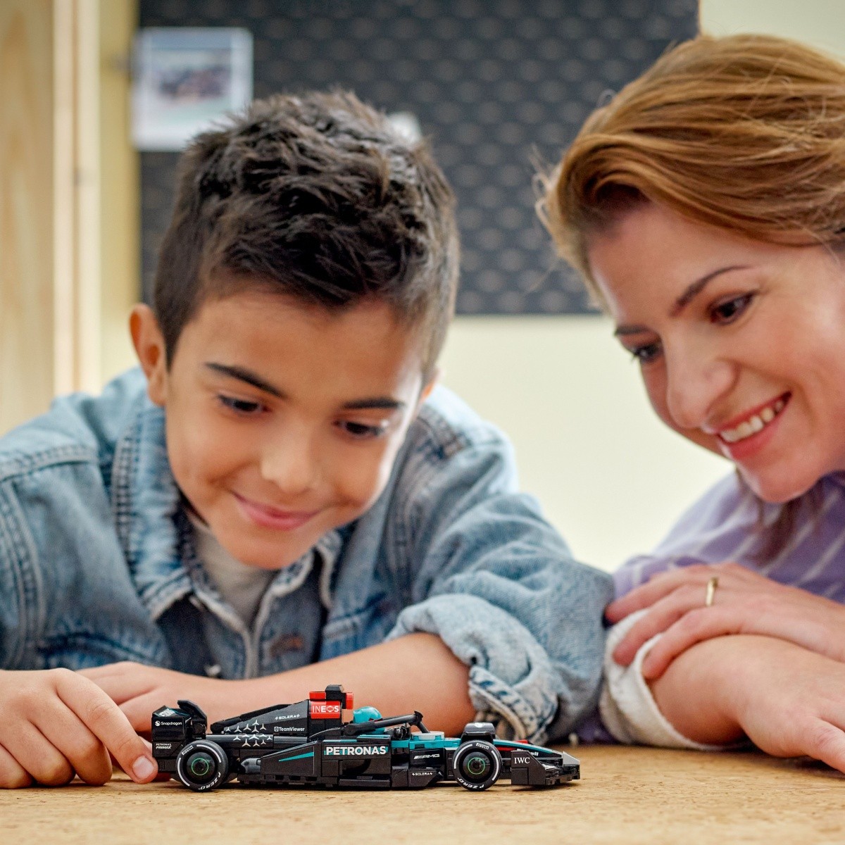 Gradbeni bloki Speed Champions 77244, Mercedes-AMG W15 F1 bolid 7