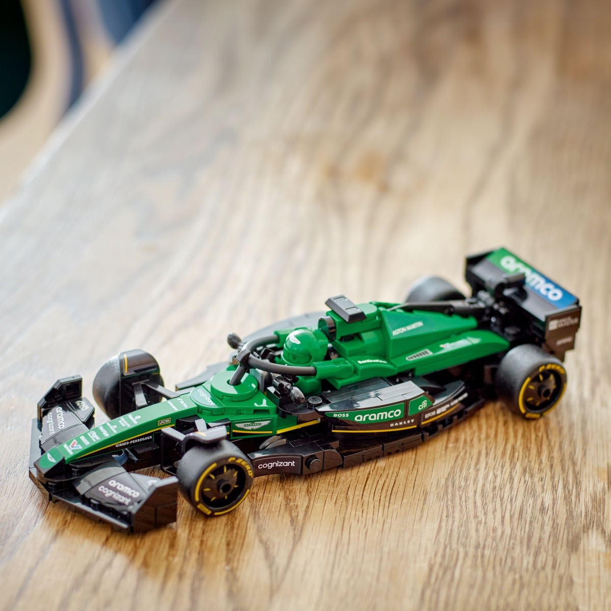 Gradbeni bloki Speed Champions 77245, Aston Martin Aramco AMR24 F1 bolid 6