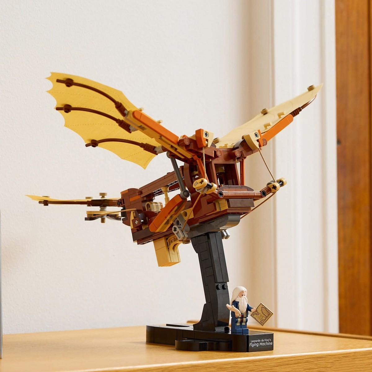 LEGO Icons 10363 Leonardov leteči stroj 7