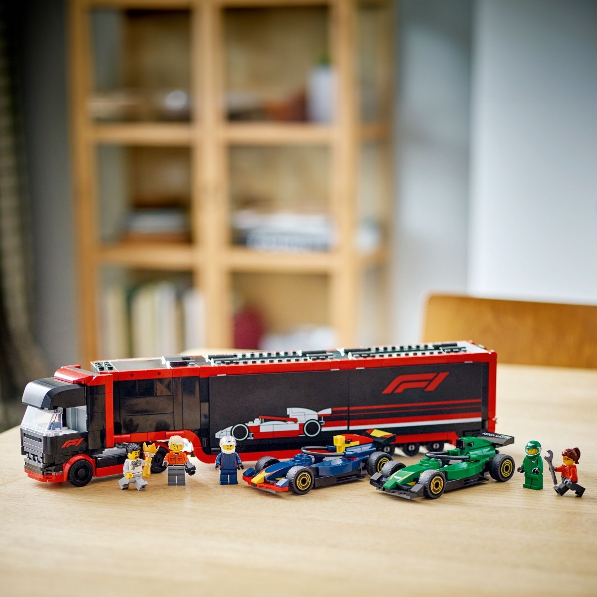 Kocke City 60445 Tovornjak F1 z dirkalnikoma RB20 in AMR24 7