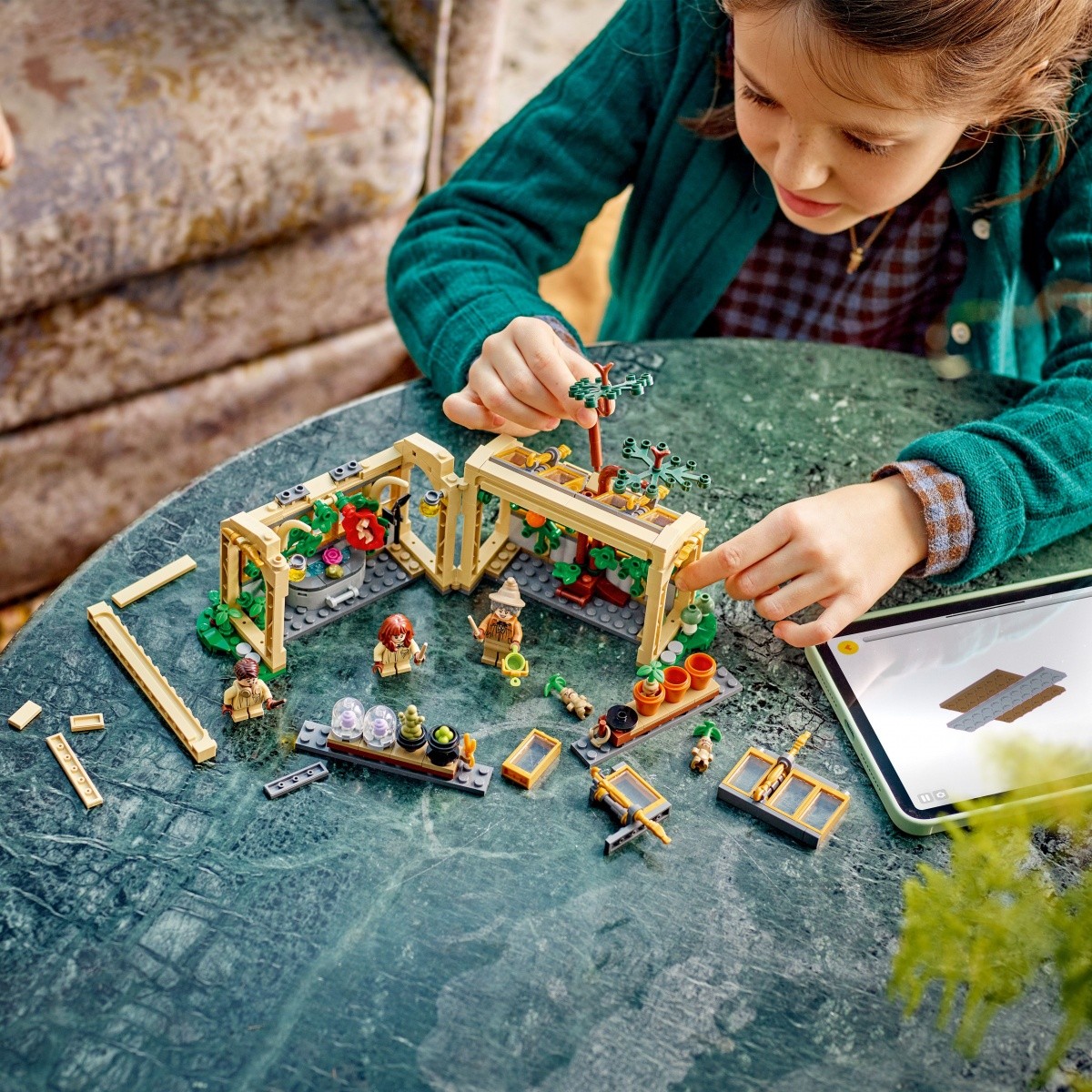 LEGO Harry Potter 76445 - Grad Hogwarts: Učna ura zeliščarstva 8
