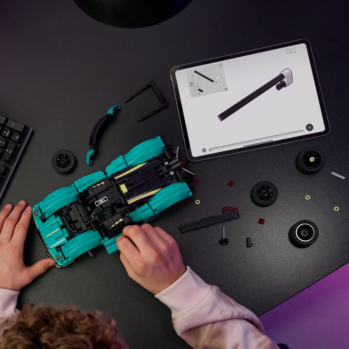 LEGO Technic 42208 - Aston Martin Valkyrie 6