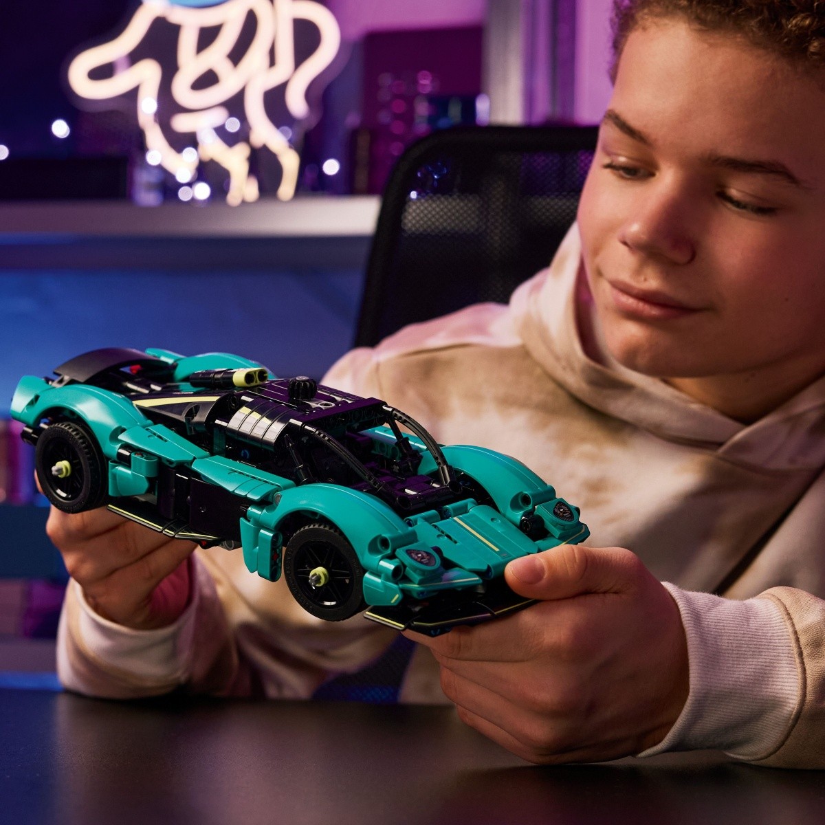 LEGO Technic 42208 - Aston Martin Valkyrie 7