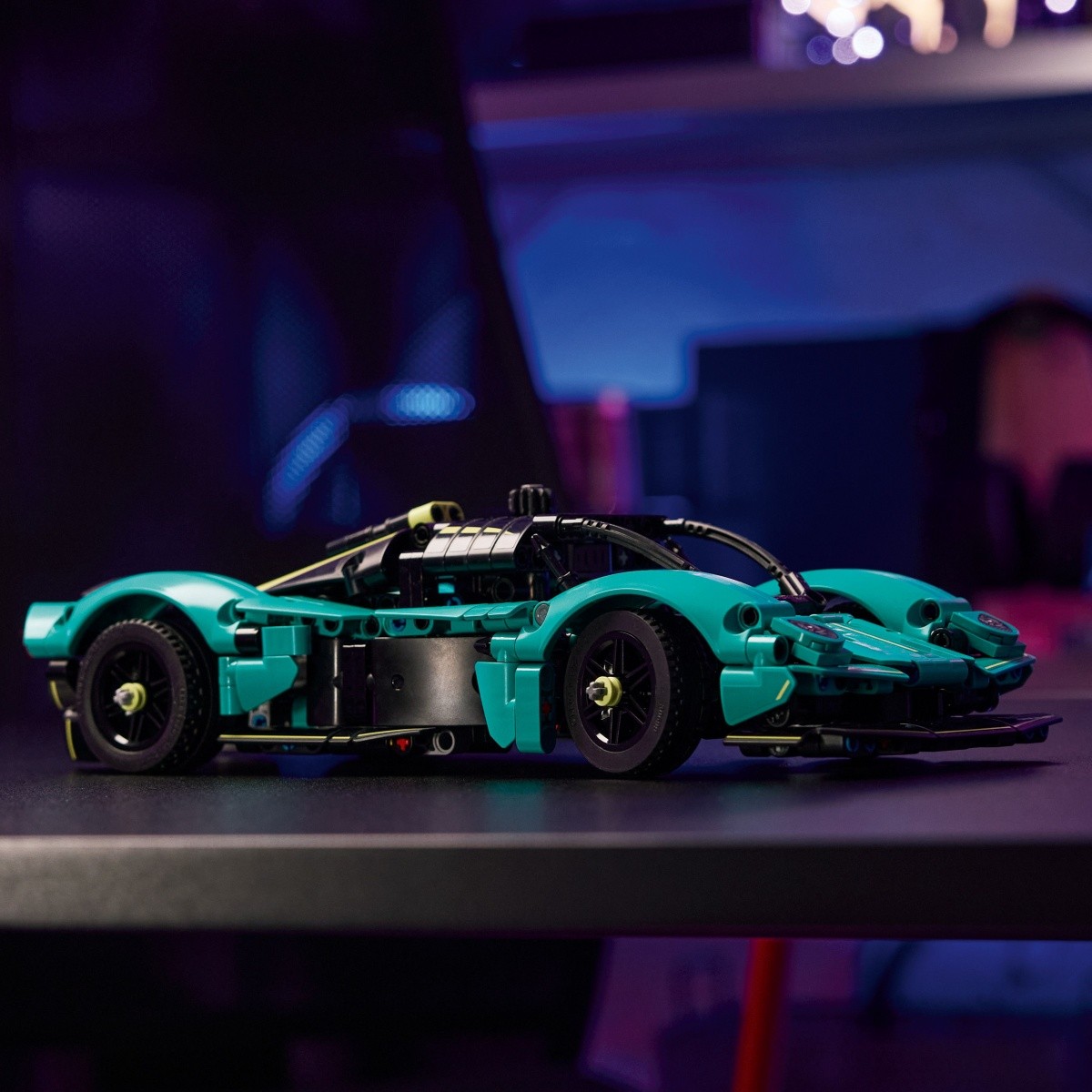 LEGO Technic 42208 - Aston Martin Valkyrie 8