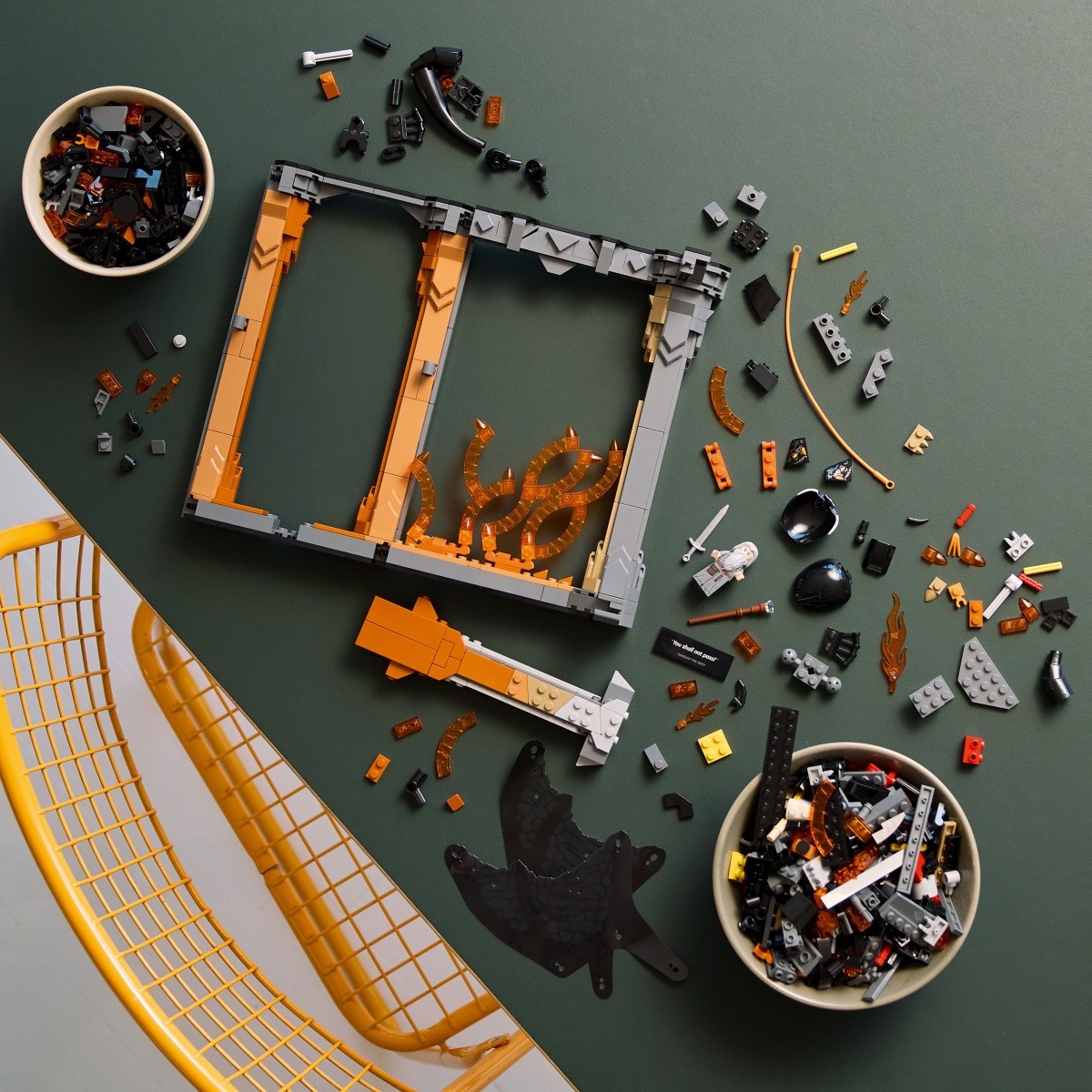 LEGO Icons 10367 Gospodar prstanov: Knjižna polica z Balrogom 8