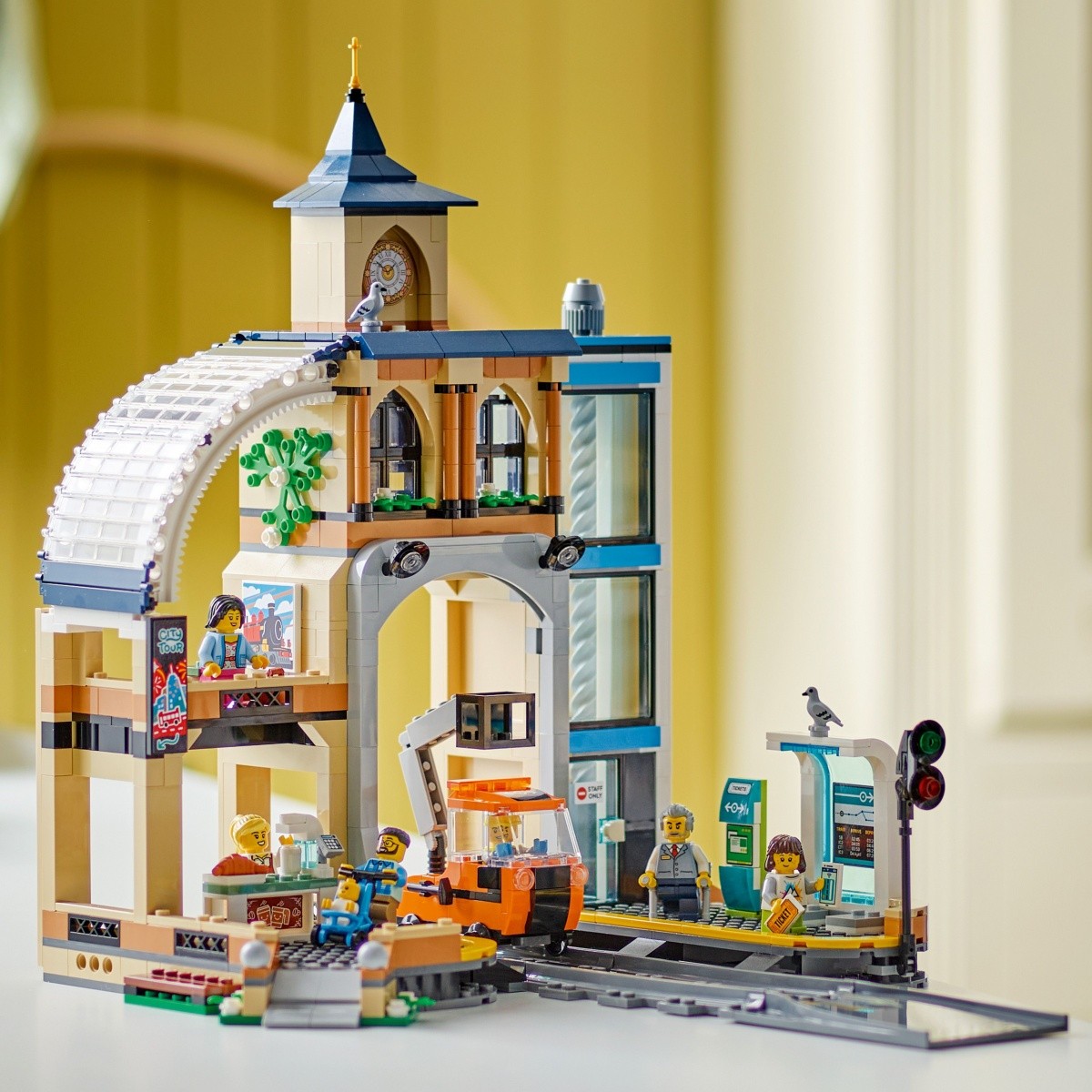 LEGO City 60469 Centralna železniška postaja 6