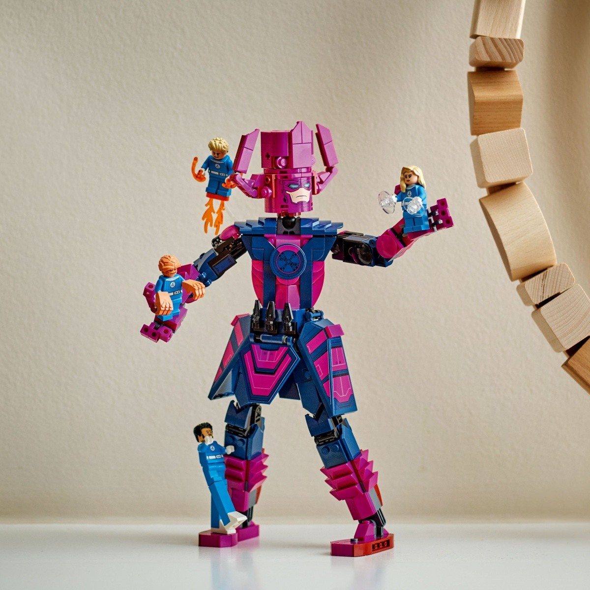 LEGO Kocke Super Heroes 76316 Fantastična četverica vs Galactus 5