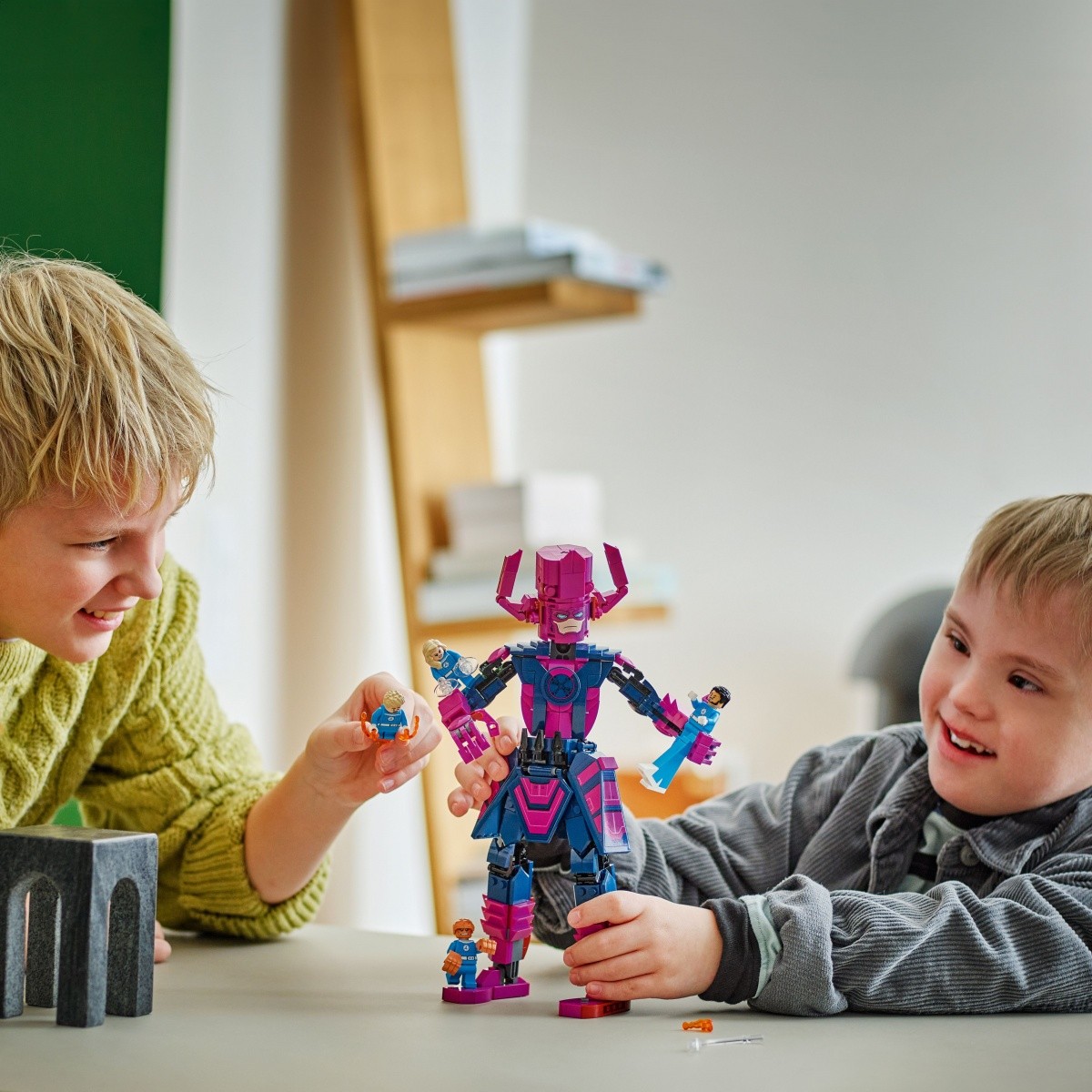 LEGO Kocke Super Heroes 76316 Fantastična četverica vs Galactus 6