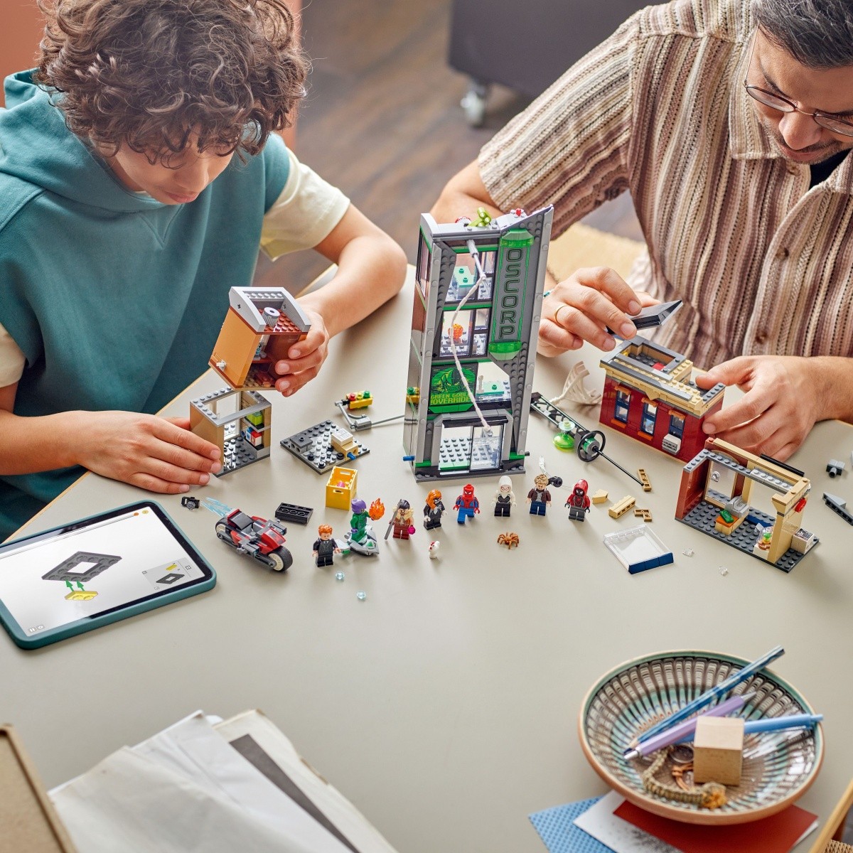Gradbeni bloki Super Heroes 76324 Spider-Man in Oscorp 8