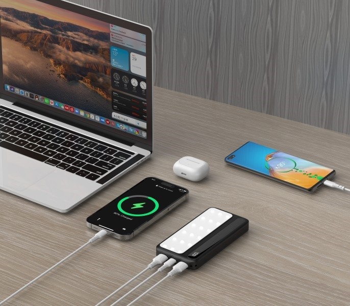 Powerbank P10 LCDPD 10.000mAh z lučko in 22,5W PD 5