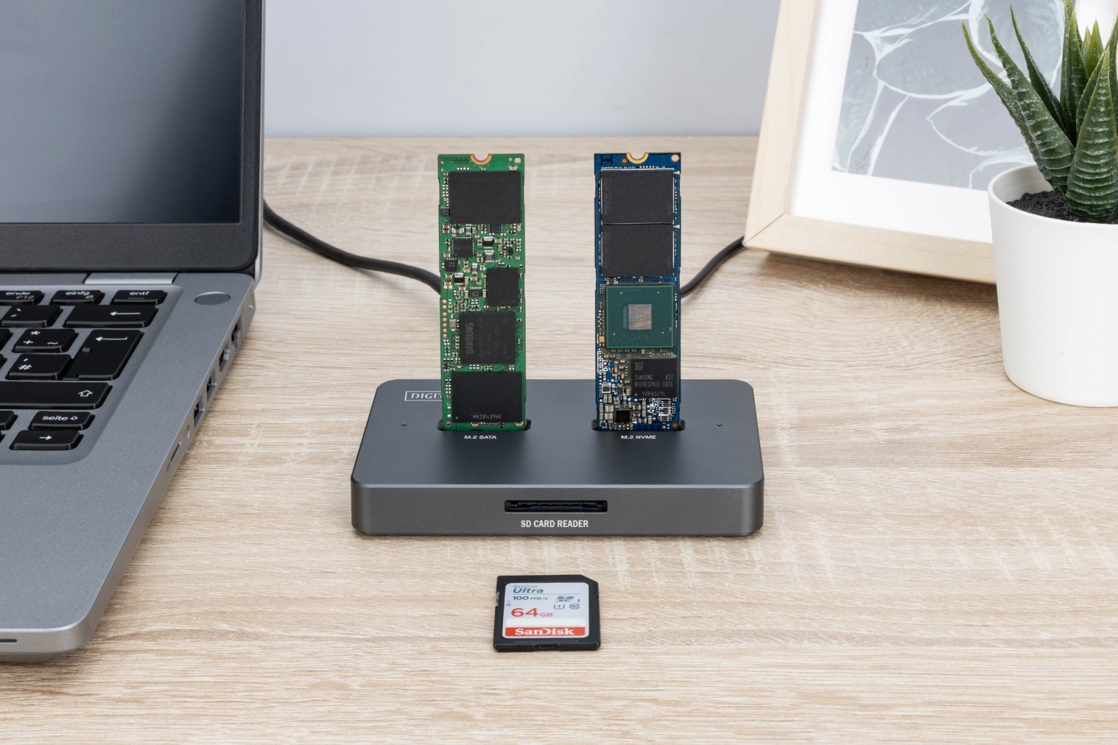 Stojalo za SSD M.2 NVMe/SATA in bralnik kart SD, USB-C 3.2 2
