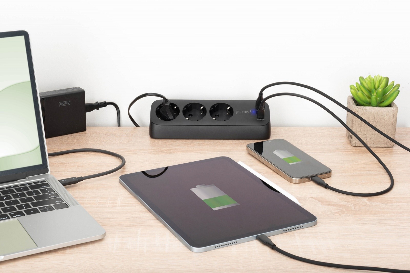 Namizna razdelilna letev z 3 Schuko vtičnicami, 2x USB-A (12W), 1x USB-C (30W), črna 2