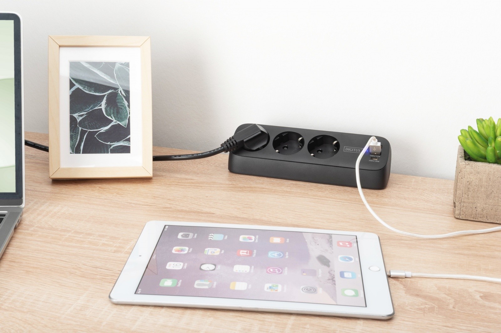 Namizna razdelilna letev z 3 Schuko vtičnicami, 2x USB-A (12W), 1x USB-C (30W), črna 4